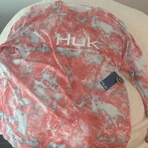 Huk shirt featuring Mossy oak pattern   Size xxl
